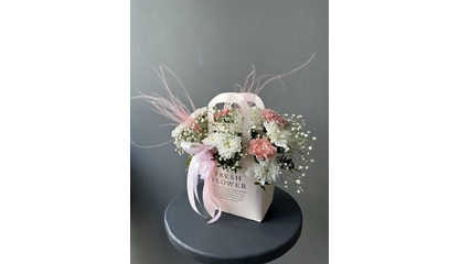 Композиция из хризантем и гипсофилы Омэр