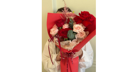 Букет из роз и эустом Бархатный романс