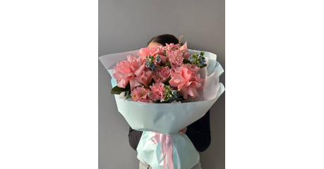 Букет из нежных роз и воздушной астильбы Парижское небо