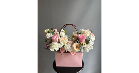 Композиция из пионовидных роз и диантусов Мадрид