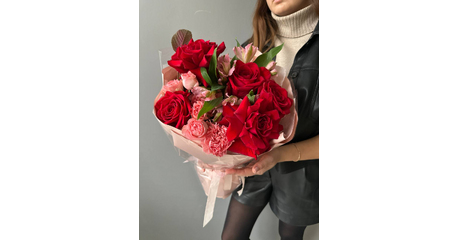 Букет из красных роз и альстромерий Бордо