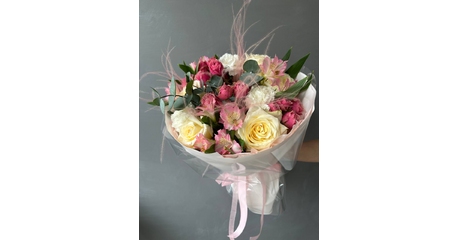 Букет из роз, альстромерий и кустовых роз Блум