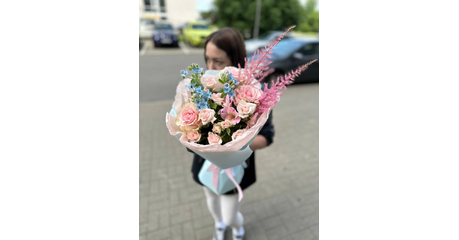 Красивый букет из роз и альстромерий Нежные мечты