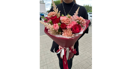 Страстный букет из кустовых роз и астильбы Милан