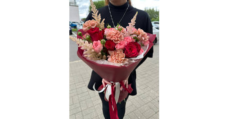 Страстный букет из кустовых роз и астильбы Милан