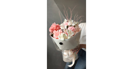 Нежный букет из французских роз и альстромерии Болонья