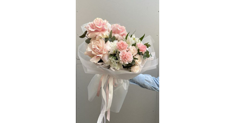 Нежный букет из роз и эустом Феррара