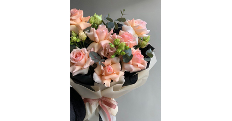 Шикарный букет из французских роз и эустомы Триест