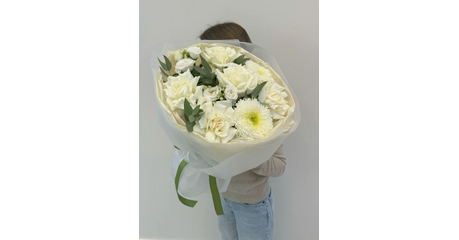 Ароматный букет из хризантем, роз и альстромерии Кальяри