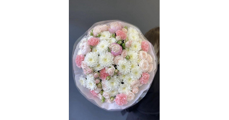 Объемный букет из пионов, хризантем и кустовых роз Салерно