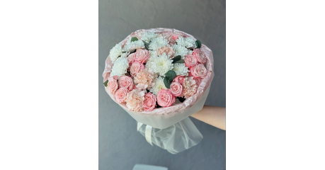 Нежный букет из кустовых роз, гвоздик и хризантем Модена