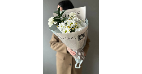 Букет из ромашек и хризантем Фивы