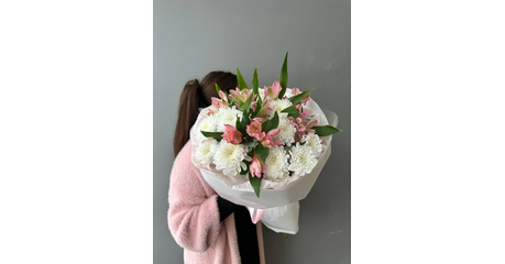 Стойкий букет из хризантем и альстромерии Воздушный Поцелуй