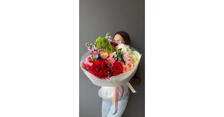 Дофаминовый букет из роз и экзотических цветов 