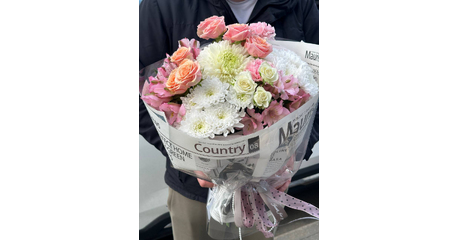 Стильный букет из стойких хризантем 