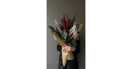 Зимний букет из веток нобилиса, заснеженных веток и илекса 